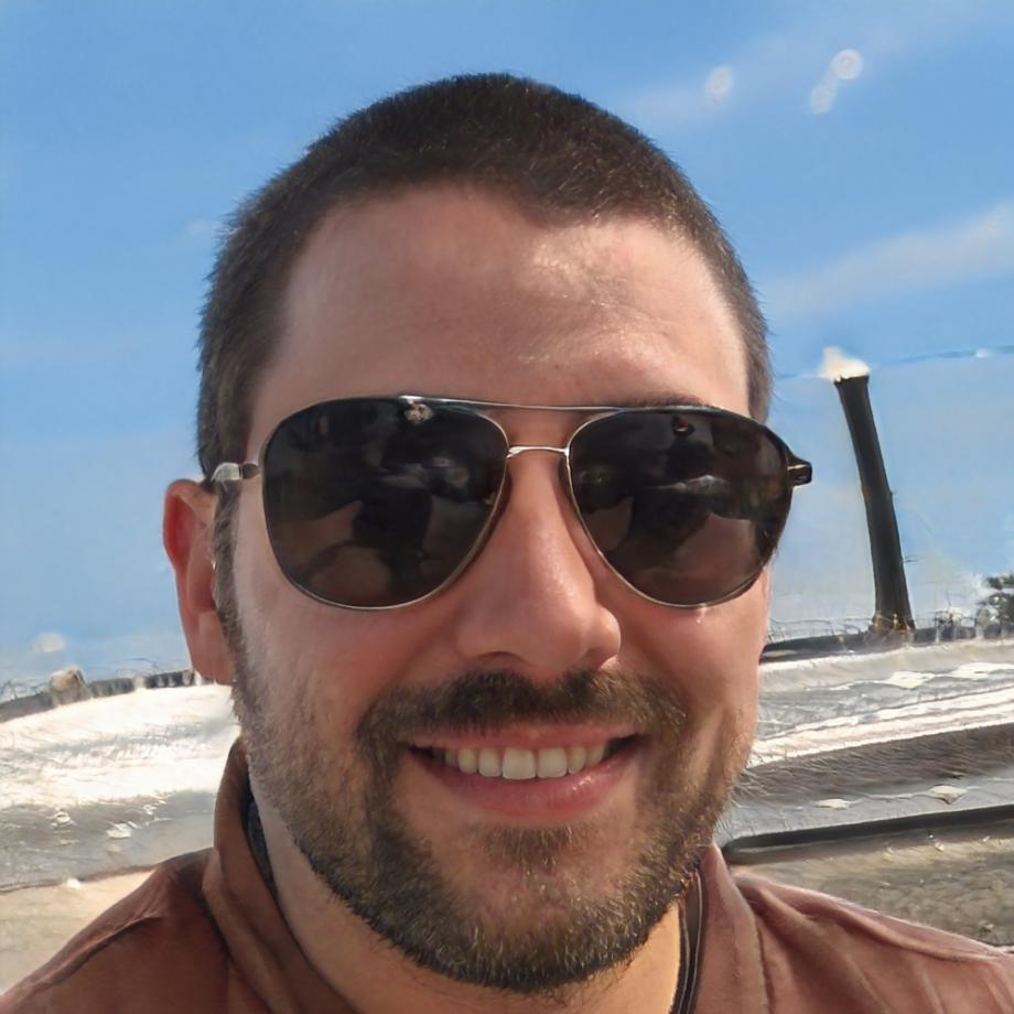 Instructor especializado en finanzas corporativas explicando conceptos avanzados